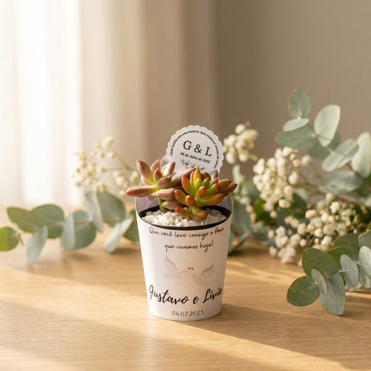 Lembrancinha de suculenta natural com rótulo personalizado, tag personalizada e pedrinhas brancas, sobre mesa de madeira