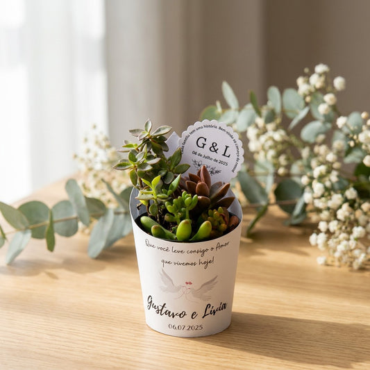 Lembrancinha de suculenta natural com rótulo personalizado e tag personalizada de casamento, sobre mesa de madeira