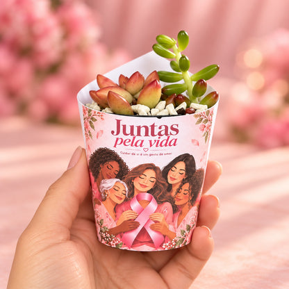 Lembrancinha Outubro Rosa com rótulo Juntas pela vida, na mão